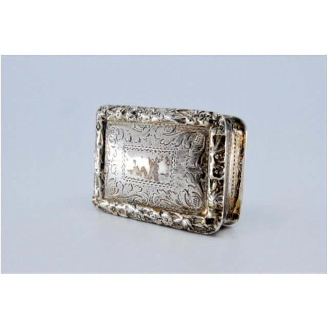George IV Silver and Gold Vinaigrette Box with Lid Engraving and Friezes For Sale - Image 5 of 9