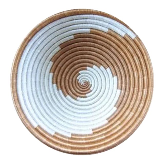 African Rwanda Woven Sweet Grass and Sisal Wall Hanging Basket in Tan & White Swirl For Sale
