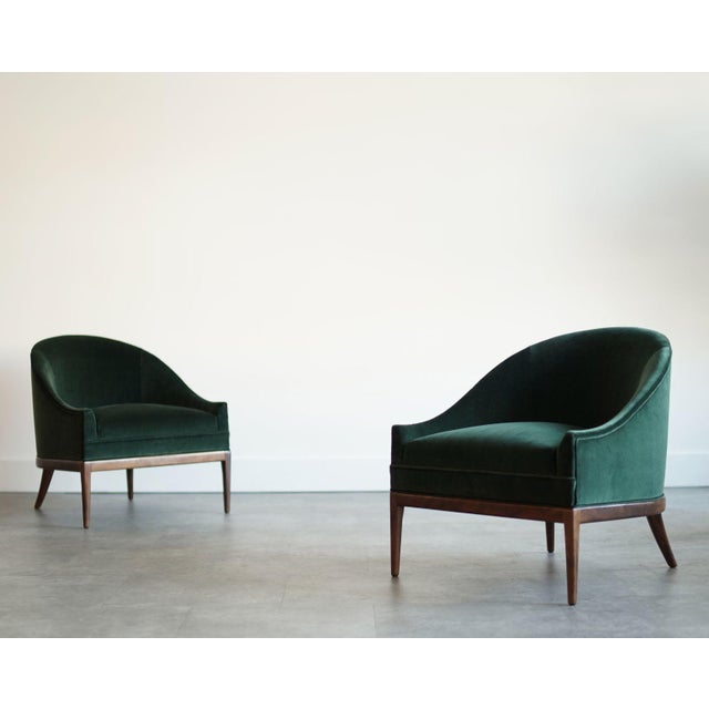 Mid 20th Century t.h. Robsjohn-Gibbings Style Lounge Chairs in Emerald Velvet, C. 1950s For Sale - Image 5 of 7