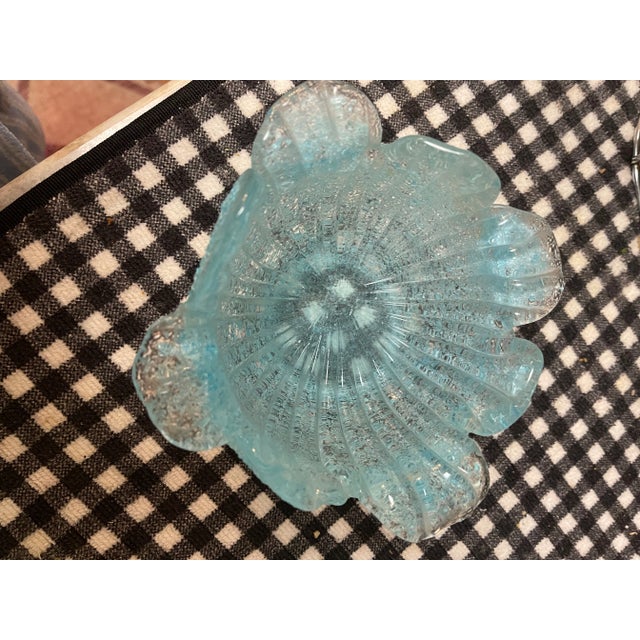 Glass 1950s Murano Attributed Fratelli Toso Overshot Glass Blue Bowl With Leaf Shaped Underplates- 12 Pieces For Sale - Image 7 of 10