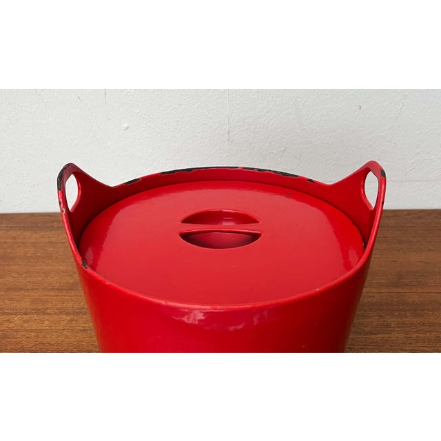 Mid-Century Modern Red Enamel Cast Iron Pot with Teak Handle by Timo Sarpaneva for Rosenlew of Finland, 1960s For Sale - Image 9 of 18