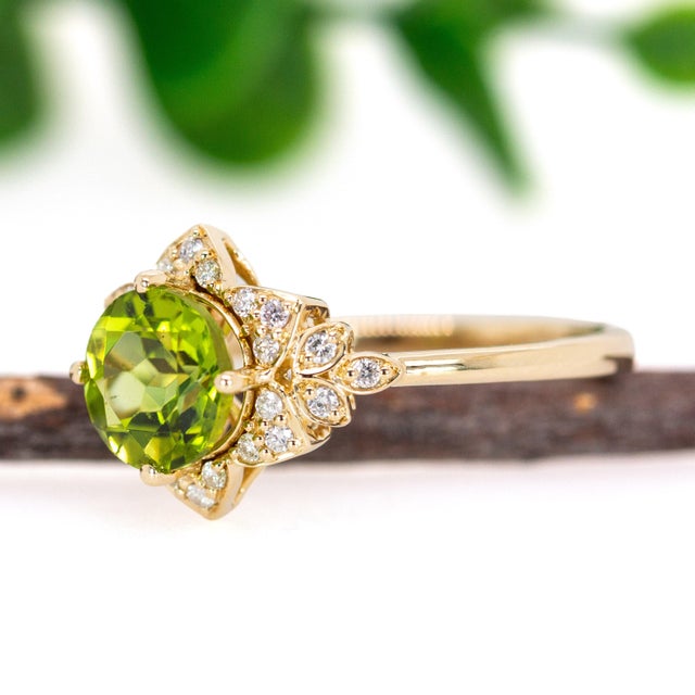 14k Yellow Gold Peridot & Diamond Ring | 8mm Round Peridot Gemstone Ring, Size 6.75 For Sale - Image 4 of 7
