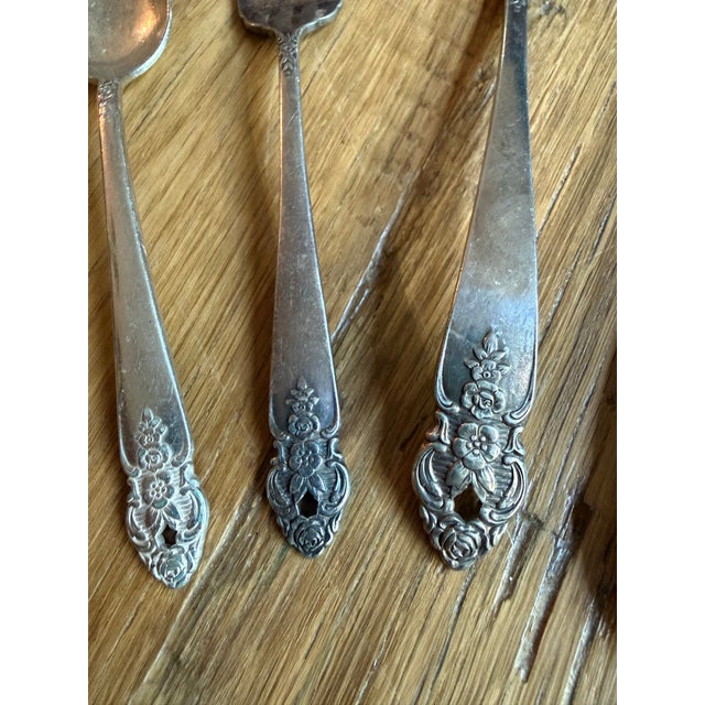 Silver-plated set of 5 A salad serving set 11”, ladle 7”, fork and spoon 6” Oneida Prestige Distinction Circa 1950’s