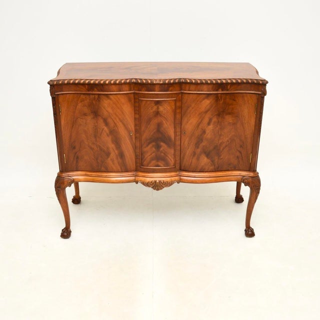 A beautiful antique serpentine cabinet in the Georgian style. This was made in England, it dates from around the 1900-1910...