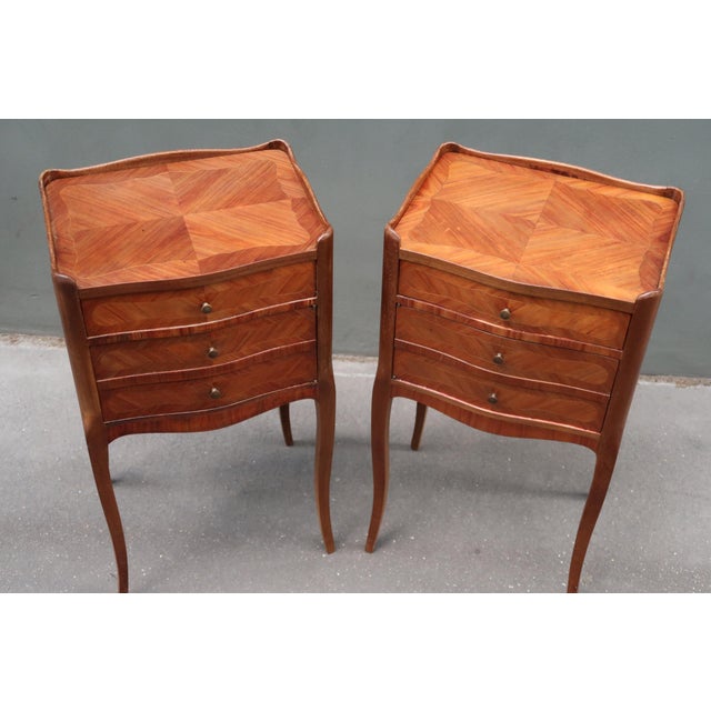 1920s Pair of French Louis XV Style Rosewood Side Tables Nightstands For Sale - Image 4 of 14