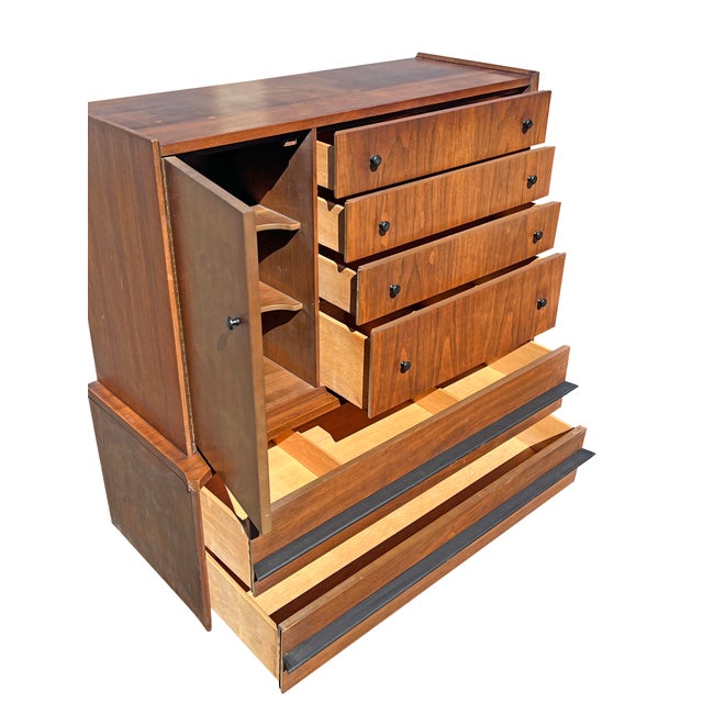 Vintage Mid Century Modern Tall Dresser Chest of Drawers Gentlemen’s Chest by American of Martinsville For Sale In New York - Image 6 of 10