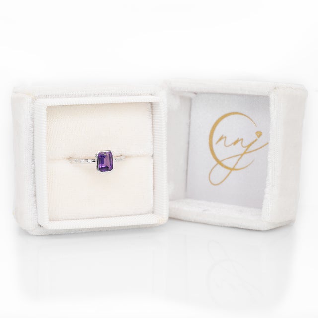 1ct Zambian Amethyst Ring With Natural Diamonds Accents: Solid 14k Gold, 7x5mm For Sale - Image 4 of 8