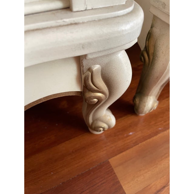 Pair of 1960s French Provincial Nightstands With Pink Floral Drawers – Hollywood Regency Style For Sale In Chicago - Image 6 of 7