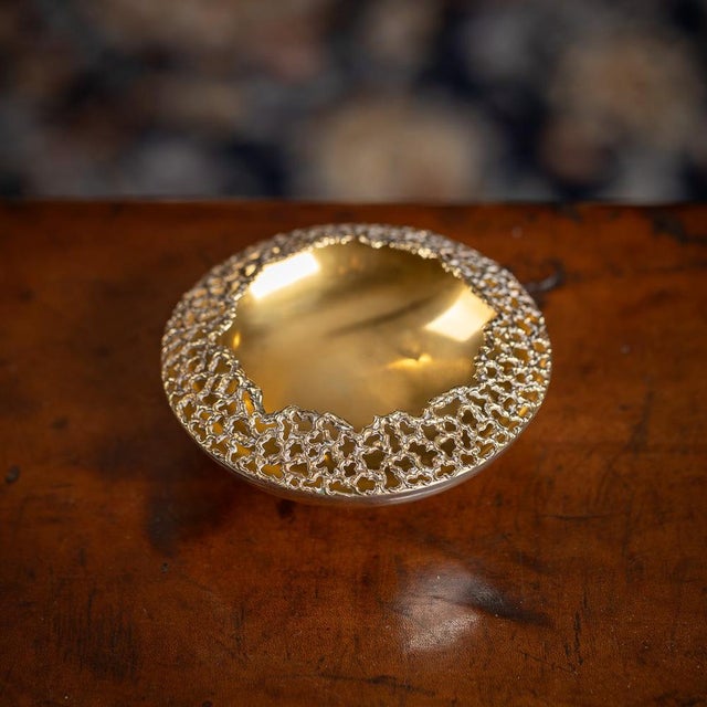 Modern 20th Century Stuart Devlin solid silver gilt cigar ashtray, the textured surface with an organically formed border,...