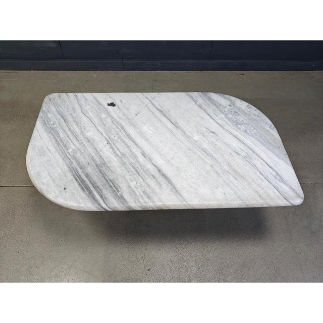 Timeless eye shaped white marble coffee table with two triangular bases. Beautiful vained marble. Good condition 1970s -...