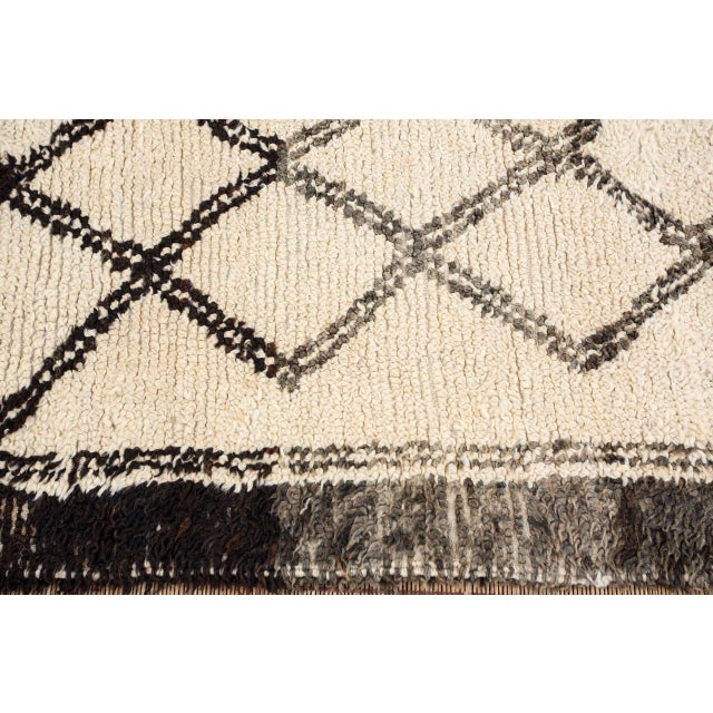 White Vintage Moroccan Beni Ouarain Berber Rug For Sale - Image 8 of 10