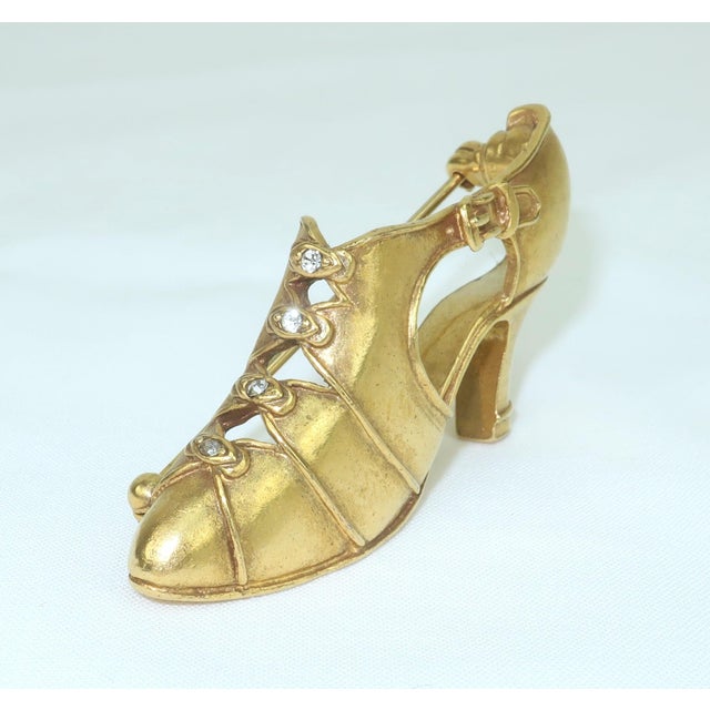 Metropolitan Museum of Art Gilded Brass Art Deco Flapper Shoe Brooch For Sale - Image 4 of 10