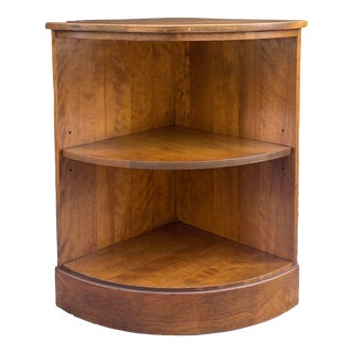 1970s Ethan Allen Heirloom Collection Custom Room Plan Traditional Maple Corner Shelf / Bookcase (10-4505) For Sale