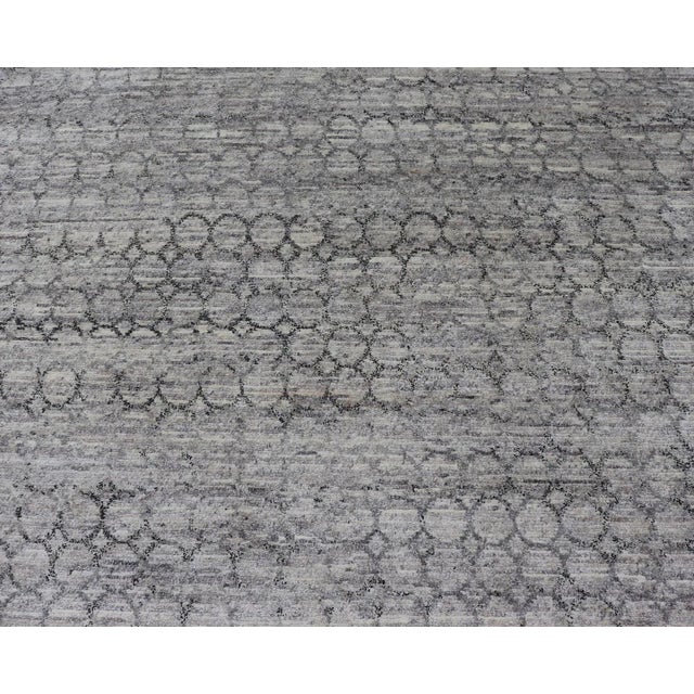 2020s Light Gray Modern Rug With All-Over Chain Design in Dark Gray For Sale - Image 5 of 12