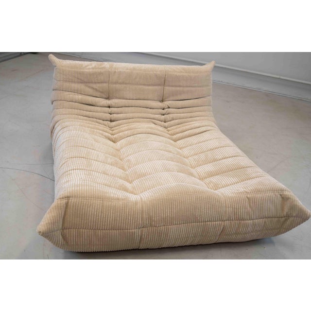 Togo Chaise Lounge in White Curduroy Fabric attributed to Michel Ducaroy for Ligne Roset, 1974 For Sale - Image 16 of 17