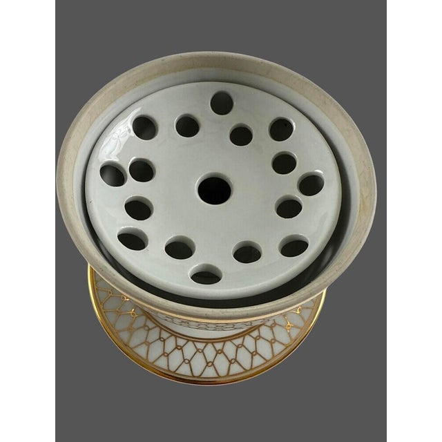 Mid 20th Century Vintage Gilt Porcelain Urns / Vases With Underplates, Foo Dog Finials and Flower Frogs Inserts, Set of 4 For Sale - Image 5 of 12