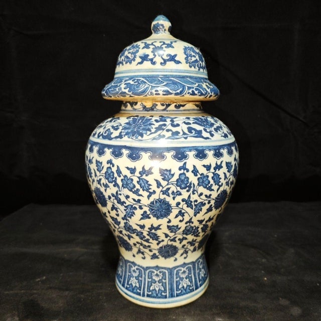 Blue Pair of Chinese Blue and White Interlocking Lotus General’s Ginger Jars, Chinoiserie Lidded Urns For Sale - Image 8 of 10