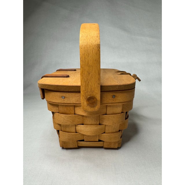 American Vintage Arts & Crafts Small Handwoven Longaberger Lidded Basket For Sale - Image 3 of 12