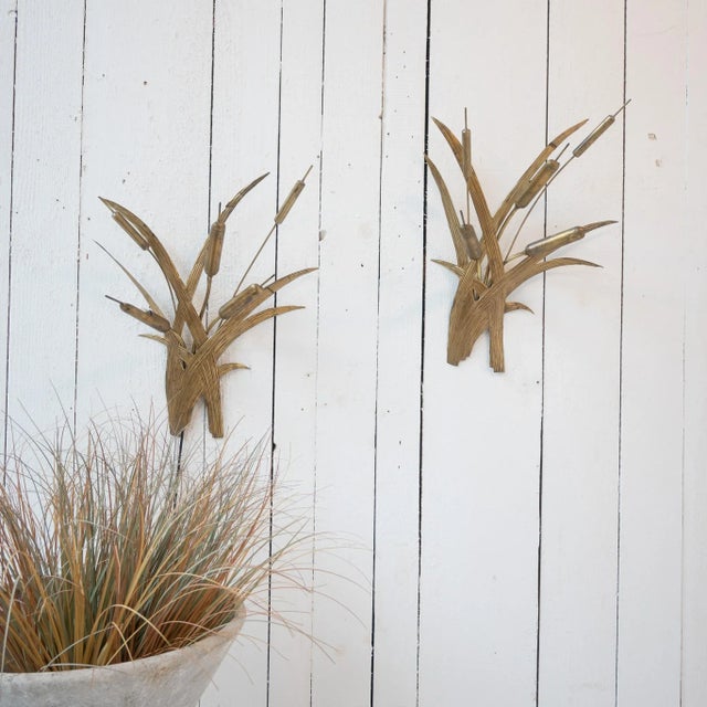 Pair of vintage brass wall lights from the 1970s, representing reeds. Each wall light has three lights. Good condition Up...