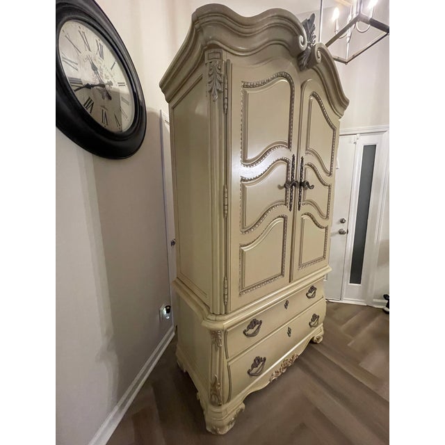 This is a beautiful designer piece and the ornate carvings are unbelievably stunning and gives beauty and the beast...