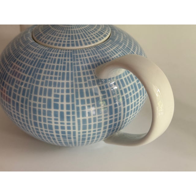 Teapot 1L Series: Form 2000 Decoration: Blue raffia pattern Material: Porcelain Condition: Very good used condition, no...