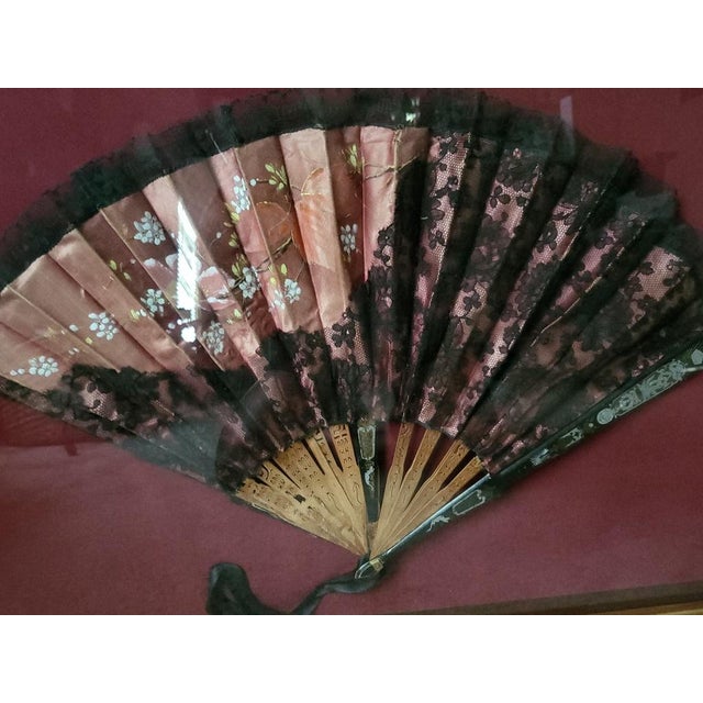 Vintage Ed Schultz Hand Fan in Gold-Leaf Shadow Box Overview A stunning, hand-curated vintage fan by Ed Schultz, expertly...