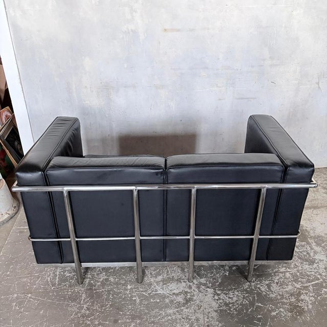 Mid-Century Black Leather and Chrome Two Seater Sofa by Le Corbusier For Sale - Image 9 of 10