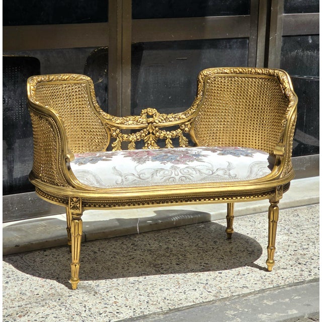 French Style Upholstered Bench – White Damask Fabric With Ornate Gold Leaf Frame For Sale - Image 4 of 4