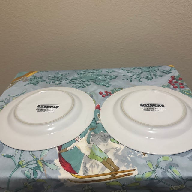 1980s Vintage Warren Kimble "Cat Nap Inn" Stoneware Plates for Sakura - a Pair For Sale - Image 5 of 5