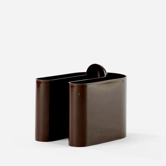 Brown plastic magazine holder designed by Rodolfo Bonetto. Circa 1970s. Made in Italy by Bilumen. In good vintage...