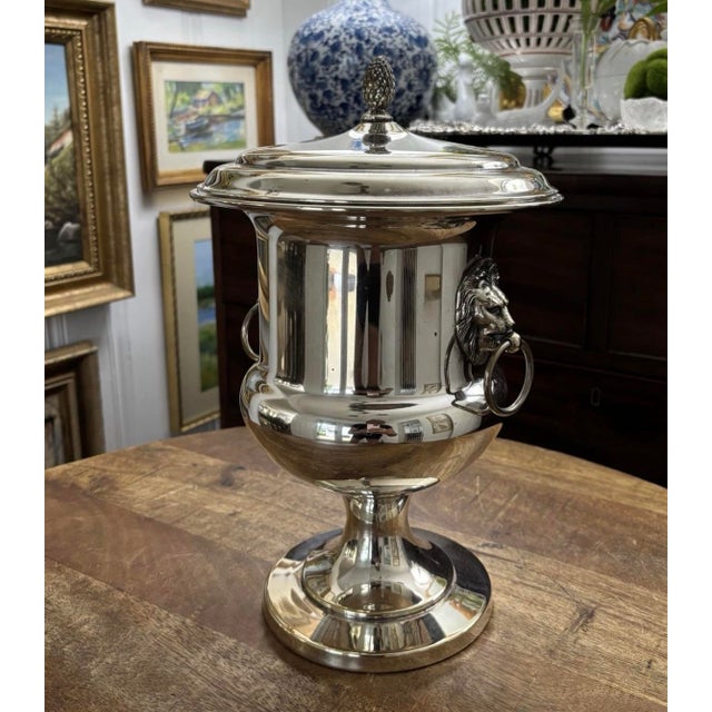 Early Twentieth Century Entity Classic Silver Plated Footed Champagne Bucket Chiller With Lion-Head Door Knocker Handles and Lid With Finial For Sale - Image 9 of 12