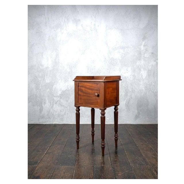 William VI Mahogany Nightstand in the style of Gillows, England, 1830s For Sale - Image 3 of 18