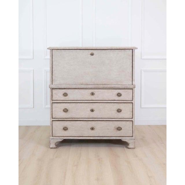 Mid 19th Century An antique Swedish bureau in antique white. For Sale - Image 5 of 10