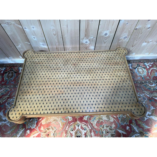 English Victorian style coffee table, 20th century, in light wood with a natural patina from use. The rectangular top (80...