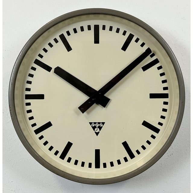 Metal Grey Industrial Factory Wall Clock from Pragotron, 1960s For Sale - Image 7 of 17