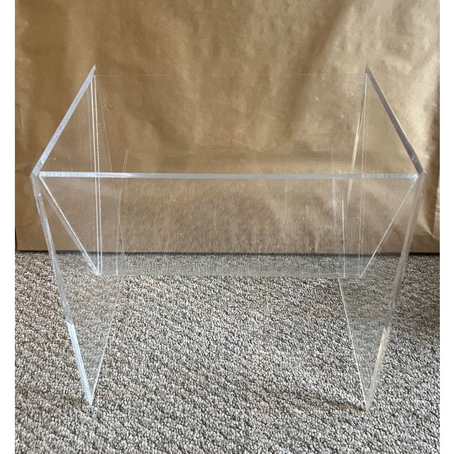 Late 20th Century Vintage Mid-Century Modern Style Lucite Acrylic Magazine Rack. For Sale - Image 5 of 5