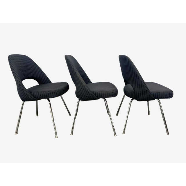 Mid-Century Modern Early 2000s Charcoal Gray and Cream Executive Chairs by Saarinen for Knoll- A Set For Sale - Image 3 of 12