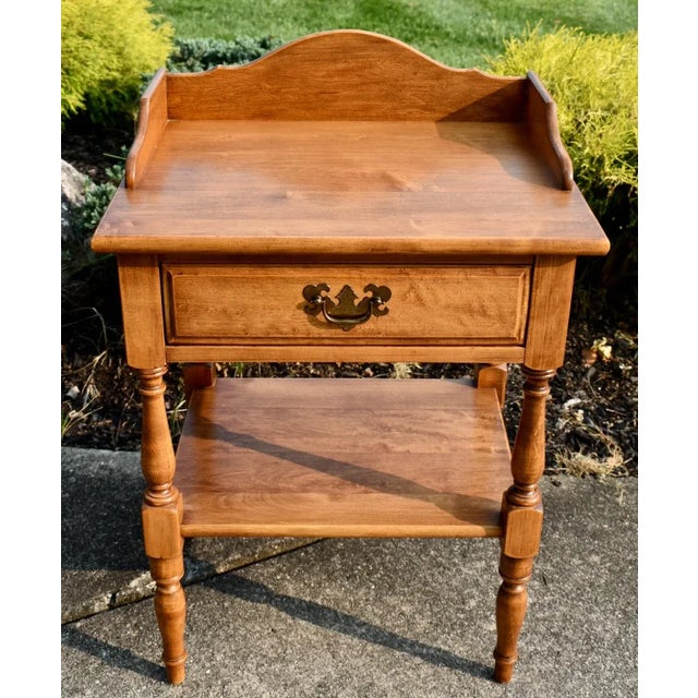 American Heywood Wakefield Maple Table Vintage Americana 1 Drawer Side Nightstand Gallery For Sale - Image 3 of 13