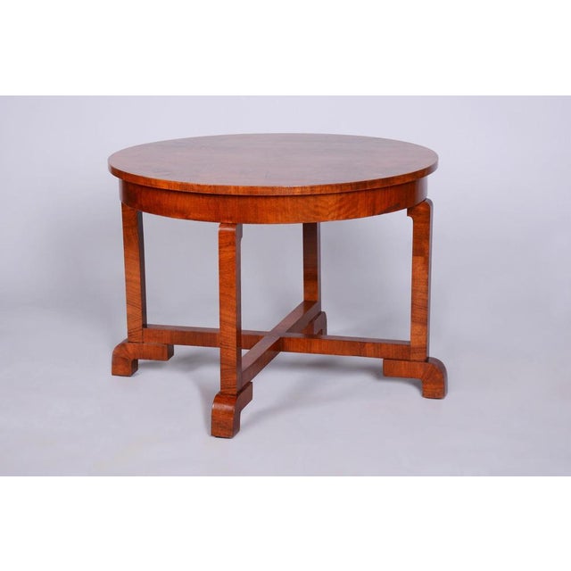 This elegant round Art Deco table comes from Czechoslovakia from the first half of the 20th century. It is the work of...