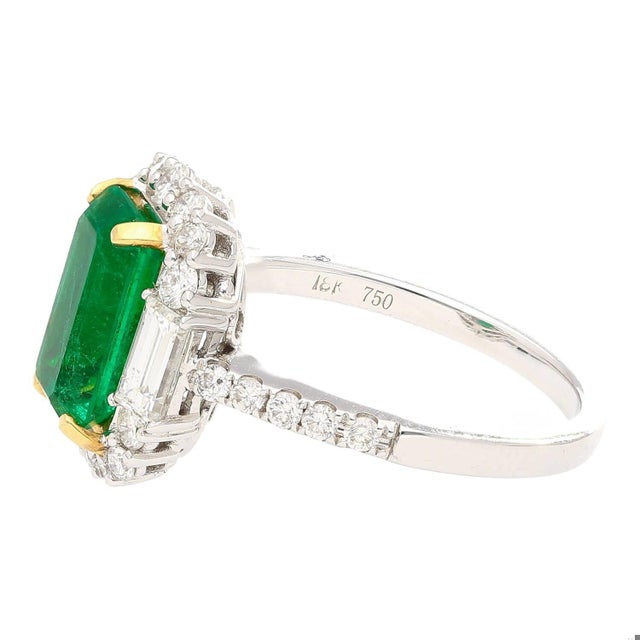 2010s 2.22 Carat Emerald Cut Natural Colombian 10mm Emerald & Baguette Diamond Ring Size 6 For Sale - Image 5 of 12
