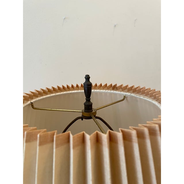 Vintage 1940s Chinoiserie Guanyin Figural Chalkware Lamp With Crane Motif, Paired With Stiffel Pleated Shade. For Sale In Chicago - Image 6 of 12