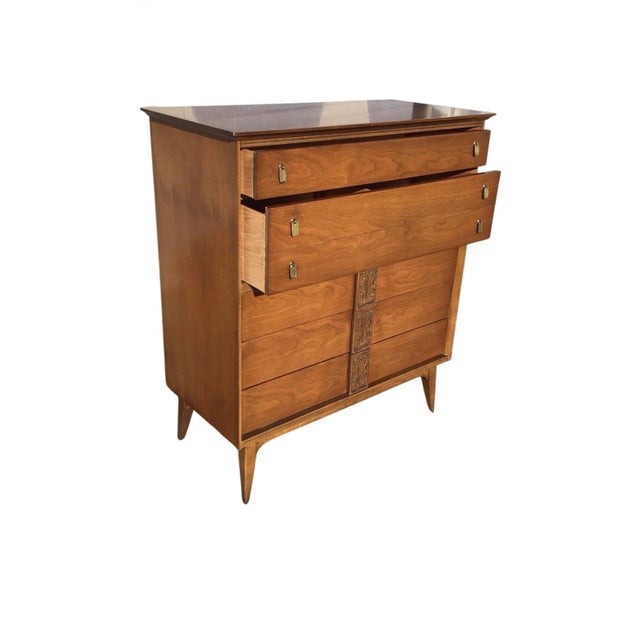 This elegant vintage chest of drawers by Bassett exemplifies the clean craftsmanship and thoughtful detailing of American...