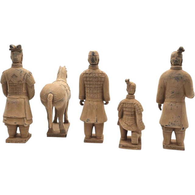 Rare Lintong Museum Terracotta Warrior Figurine Set With Horse & Archival Booklet – 5 Pieces For Sale - Image 4 of 16