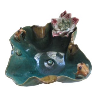 Vintage Majolica Green Bowl With Waterlily & Two Frogs For Sale