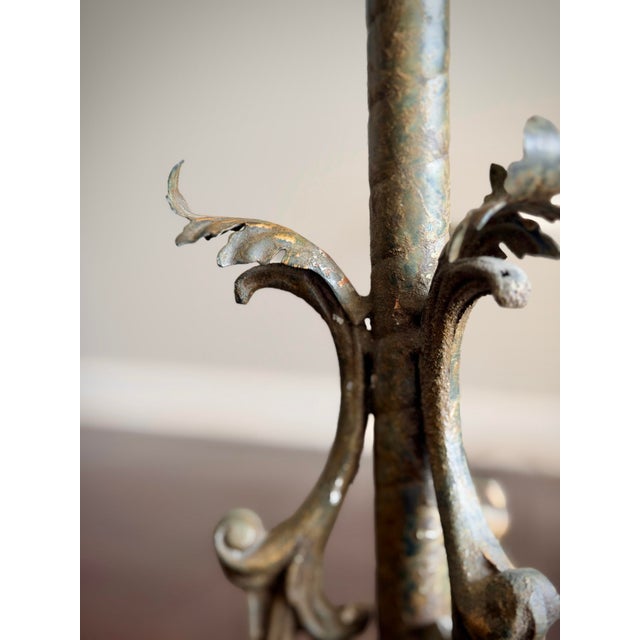 Frederick Cooper Vintage 1960s–70s Hollywood Regency Cast Metal & Glass Tray Table Floor Lamp — Neoclassical Rococo Side Table Lamp For Sale - Image 4 of 11