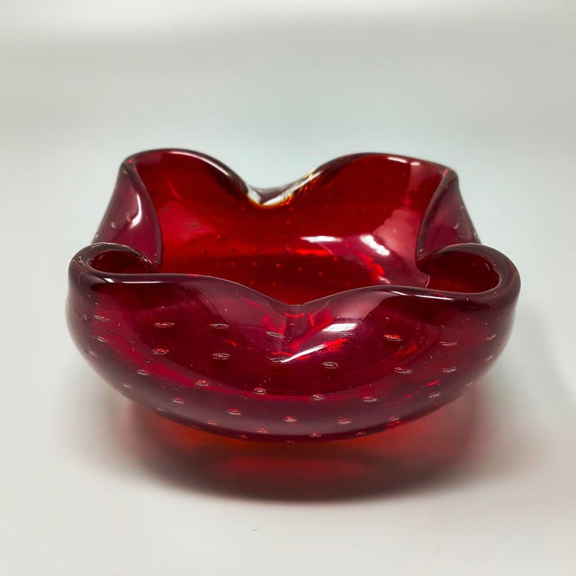 1960s Gorgeous red ashtray or catchall by Flavio Poli for Seguso in Bullicante Murano Glass. Made in Italy The item is in...