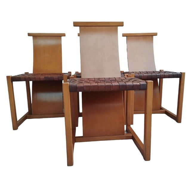 Light beech wood structure with S-curved backrest and leather seat with woven bands.