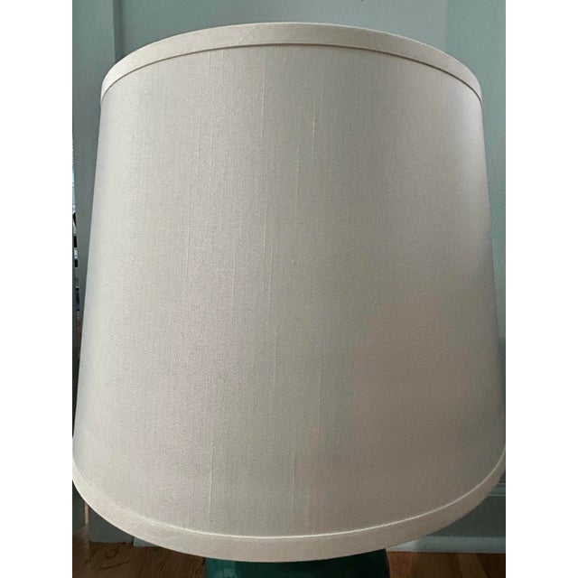 1970’s Vintage Ethan Allen Ceramic and Brass Ginger Jar Lamp in Teal For Sale - Image 9 of 12