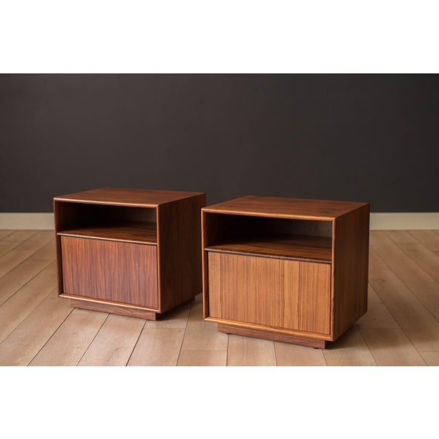Mid-Century Modern Vintage Pair of Rosewood Danish Modern Bedside Table Nightstands For Sale - Image 3 of 18