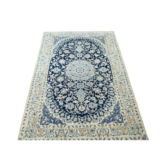 Hand-Knotted Oriental Rug in Wool For Sale - Image 4 of 12